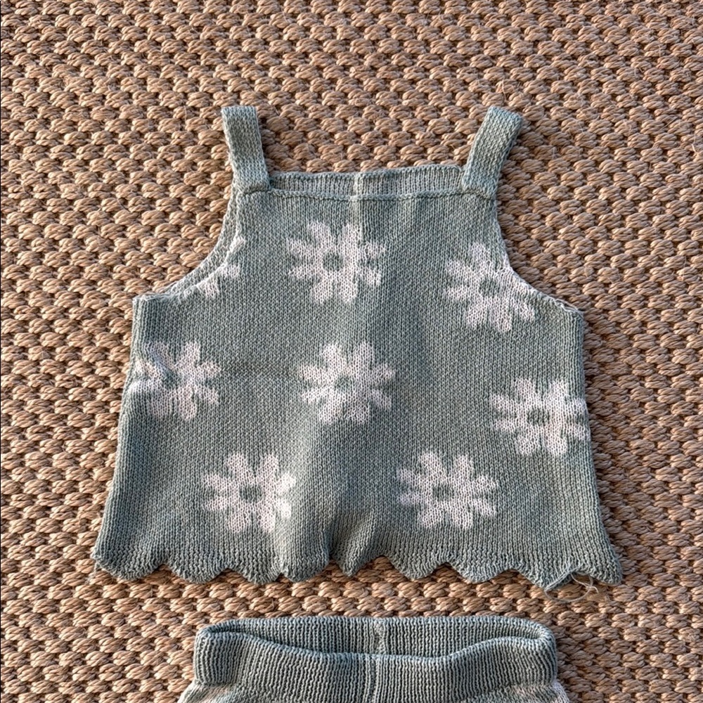 Zara Green and White Flower Daisy Matching Set with Snowflake Pattern 3T - Picture 2 of 6